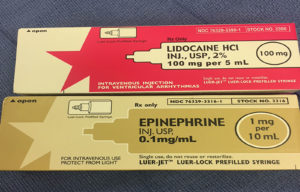 Figura 2: Describe las cajas de las jeringas de lidocaine (lidocaína) al 2 % y de epinephrine (epinefrina) de 0,1 mg/ml.