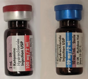 Deux doses de kétamine intraveineuse, 50mg/ml et 10mg/ml. Source : Wikipedia. https://creativecommons.org/share-your-work/licensing-considerations/compatible-licenses